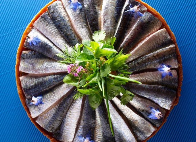 Tarte de sardines marinées, Confiture d’oignons et tomates
