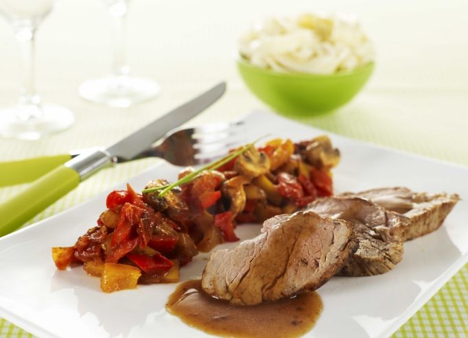 Filets mignon de veau et tagliatelles aux poivrons et champignons