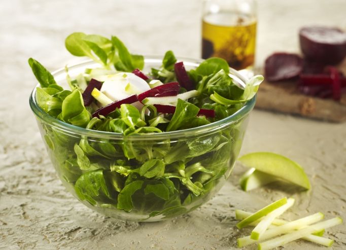 Salade de mâche, betterave et pomme, œuf poché