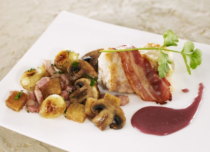 Lotte au vin rouge façon bourguignonne, chips de pancetta