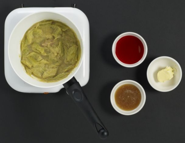 Préparation de la compote de rhubarbe 