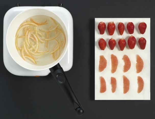 Préparation des fraises et du pamplemousse