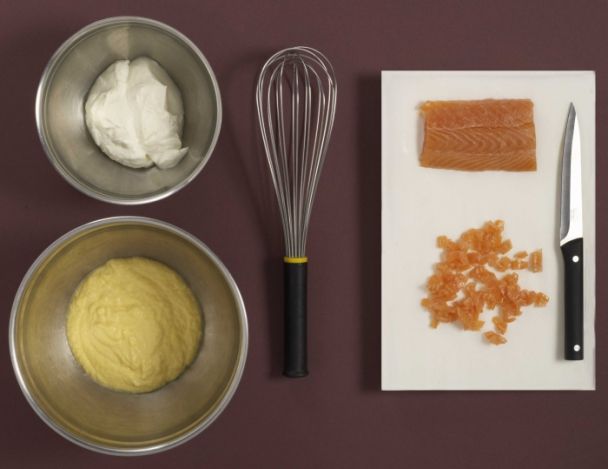 Finitions de la crème d’œufs et préparation du saumon