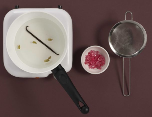 Préparation du sirop à la cardamome