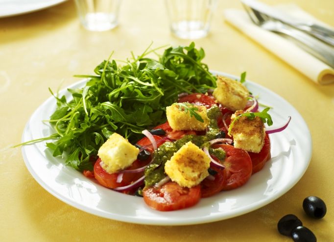 Salade de tomates à la feta panée