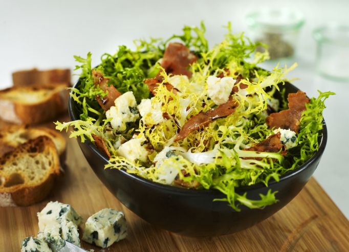 Salade frisée au bleu et au bacon