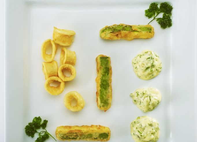 Friture de calamars et courgettes, sauce tartare