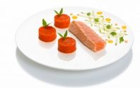 Mi-cuit de saumon, purée fine de carottes primeurs, à la moutarde Maille