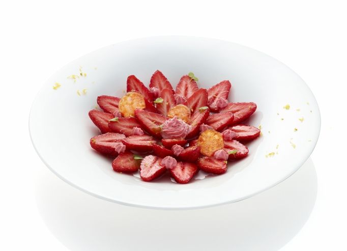 Fraises au naturel, chantilly à la moutarde cerise griotte et aux amandes Maille