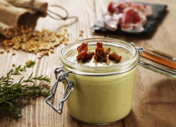 Soupe de pois cassés, laitue et bacon croustillant