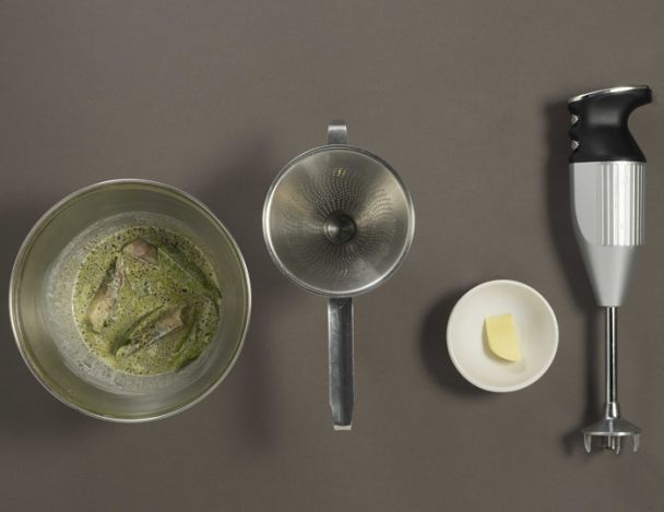 Préparation du bouillon au curry et coco