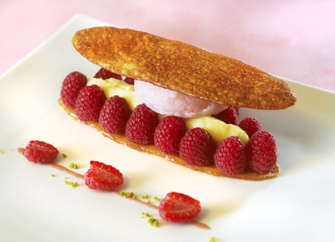 Arlette aux framboises et fraises, sorbet hibiscus et crème à la verveine