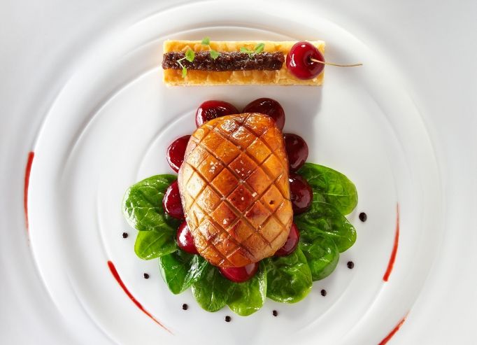Foie gras de canard poêlé et cerises au vinaigre de miel