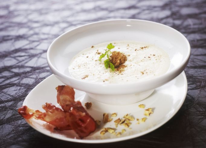 Velouté de topinambours aux cèpes, chantilly de lard fumé