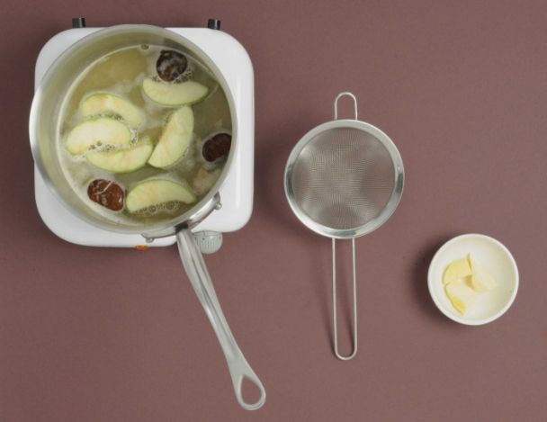 Préparation des pommes pour le bouillon