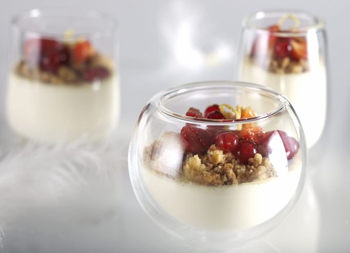 Panna cotta cerise, crumble de cacahuète