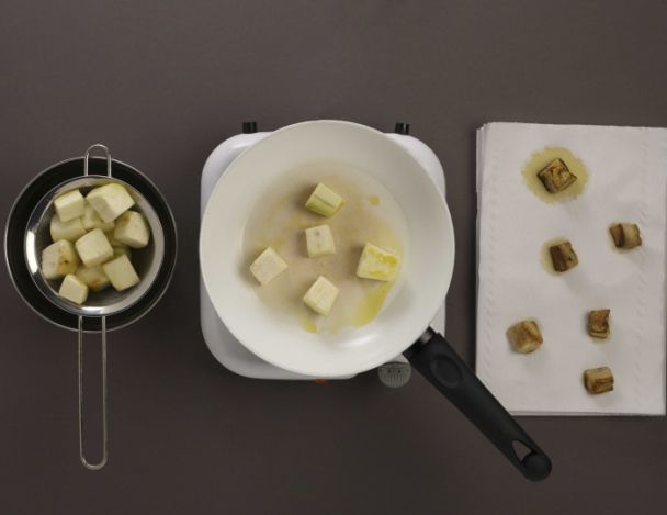 Préparation du gigot et des aubergines