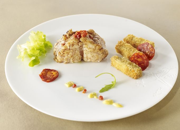 Lotte piquée au chorizo, pont neuf d'aubergine, béarnaise