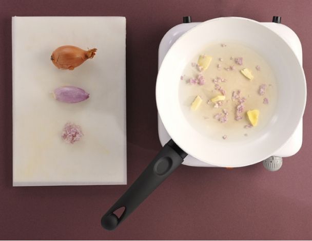 Préparation du beurre d'échalotes