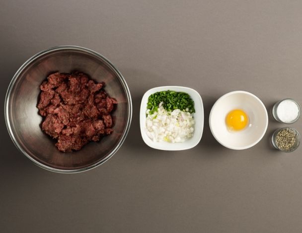 Préparation des boulettes de bœuf 