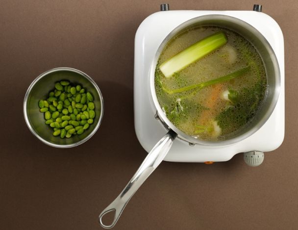 Préparation du bouillon et des légumes