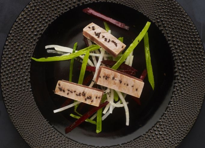 Tataki de bonite aux légumes croquants, huile de sésame 
