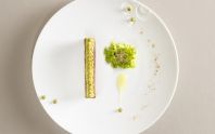 Mousse de Petits Pois à la française, chips de bacon et son nem de laitue