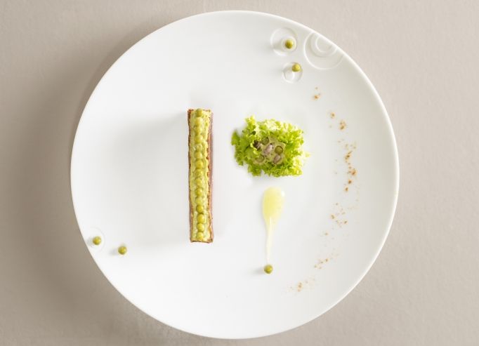 Mousse de Petits Pois à la française, chips de bacon et son nem de laitue