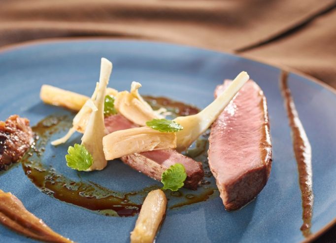 Selle d’agneau de lait, Artichaut, salsifis, fruits secs et sauce au sésame