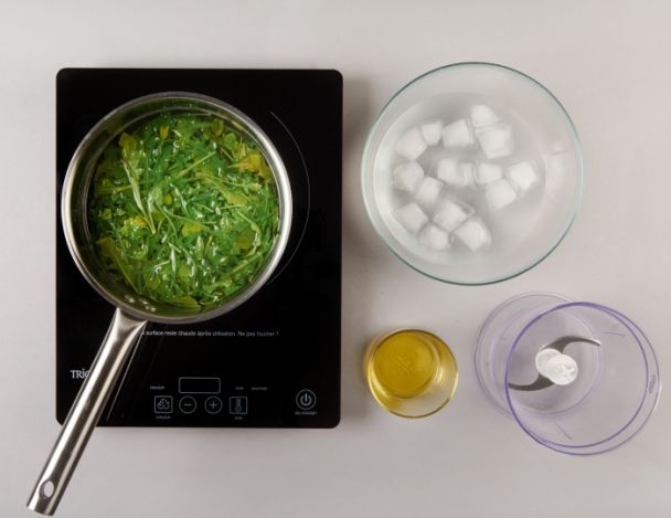 Préparation de la purée de roquette
