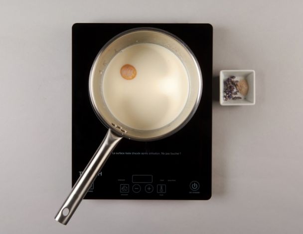 Préparation de la crème glacée à la lavande LA VEILLE