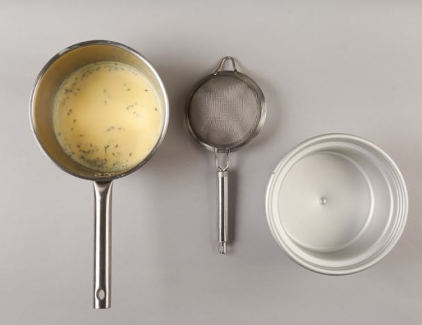 Préparation de la crème glacée à la lavande