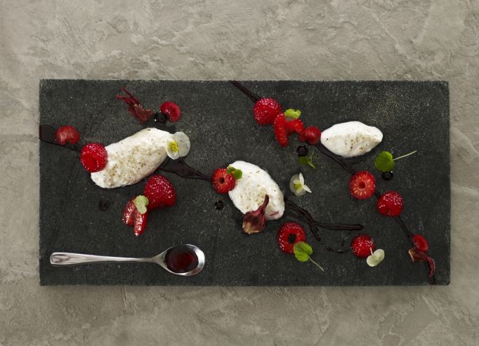 Quenelles de Faisselle Rians poivre, framboises et jus d’hibiscus