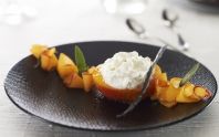 Pêche farcie à la Faisselle Rians et vanille Bourbon, sirop à la sauge