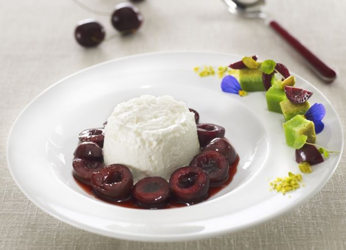 Faisselle Rians, poêlée de cerises noires, croûtons à la pistache