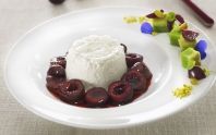 Faisselle Rians, poêlée de cerises noires, croûtons à la pistache