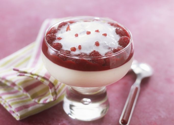 Mousse nacrée au litchi, framboises fraîches