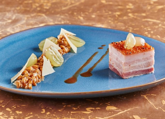La poitrine de cochon confite, épeautre, raisin et roquette