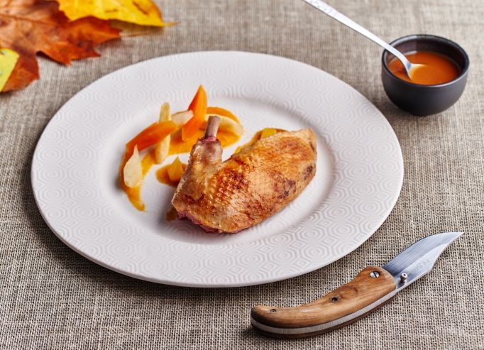 Colvert rôti, sauce à l'orange, purée de carottes lavandes, légumes au miel