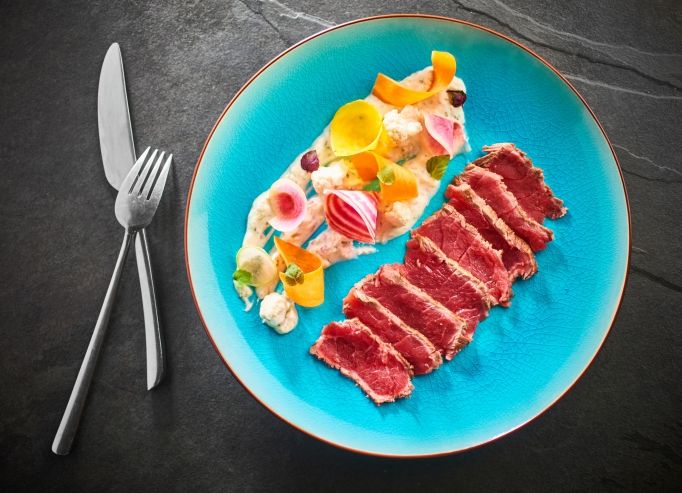 Tataki de bœuf, cervelle de canut au citron vert et wasabi, légumes croquants