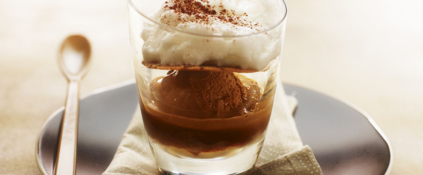 Cappuccino glacé Ricoré, mousse de lait, tuile au grué de cacao