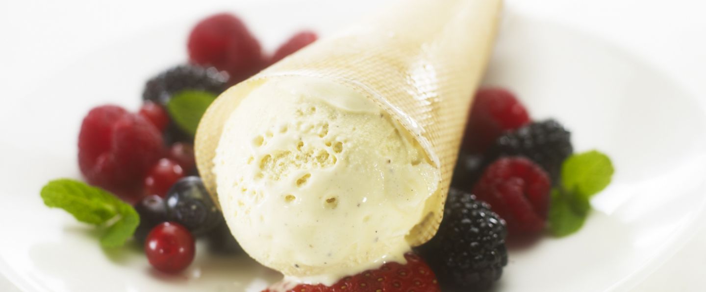 Bricelets aux fruits rouges fourrés de glace à la vanille