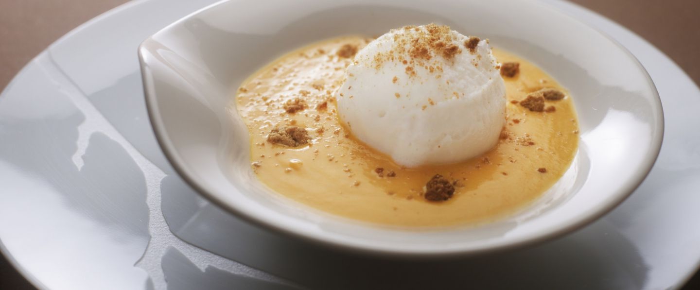 Velouté de potiron, glace fromage de chèvre et crumble aux châtaignes