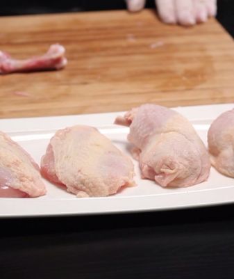 Découper un poulet à cru en 4 morceaux