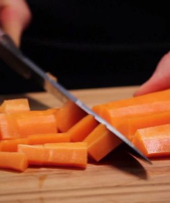 Découper des carottes en macédoine ou mirepoix