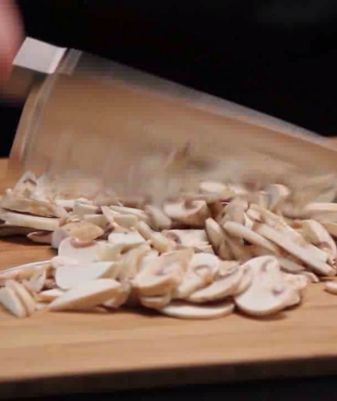 Hacher des champignons