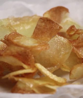 Tailler des pommes de terre en chips