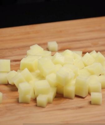 Tailler des pommes de terre en dés