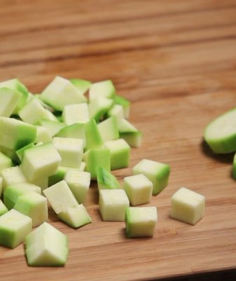 Tailler une courgette en dés