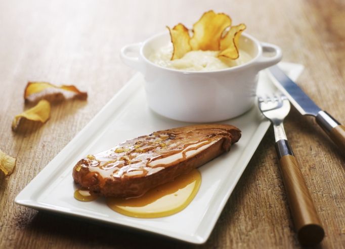 Escalope de foie gras chaude, miel et légumes oubliés